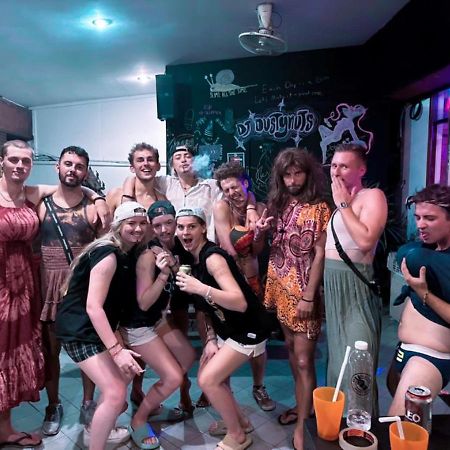 Revolution Hostel Chiang Mai Bagian luar foto