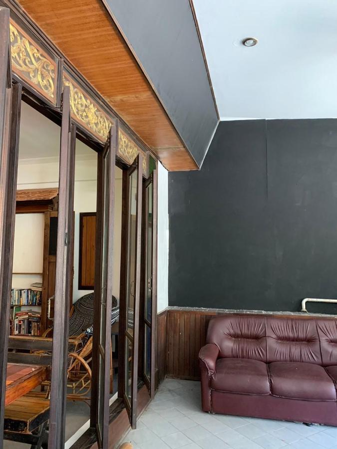 Revolution Hostel Chiang Mai Bagian luar foto