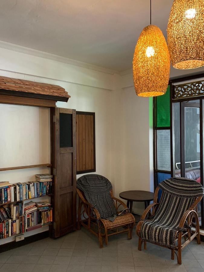 Revolution Hostel Chiang Mai Bagian luar foto