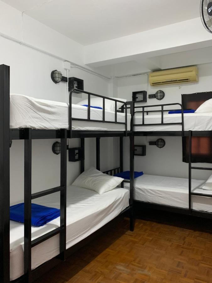 Revolution Hostel Chiang Mai Bagian luar foto