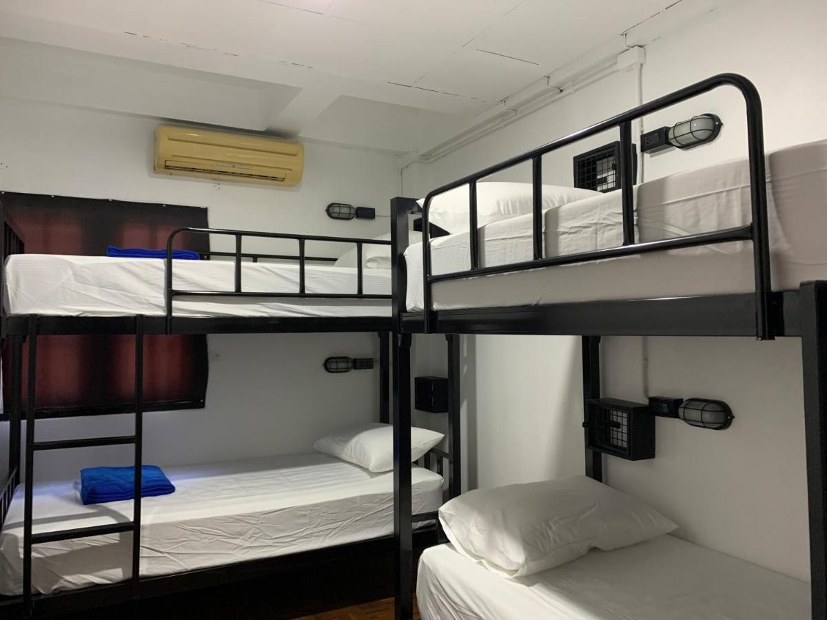Revolution Hostel Chiang Mai Bagian luar foto