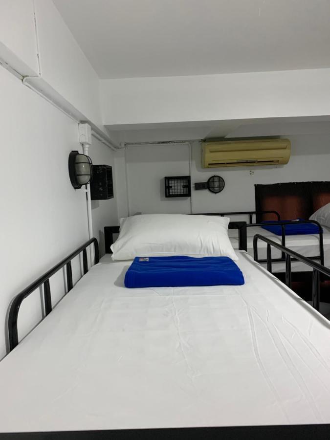 Revolution Hostel Chiang Mai Bagian luar foto