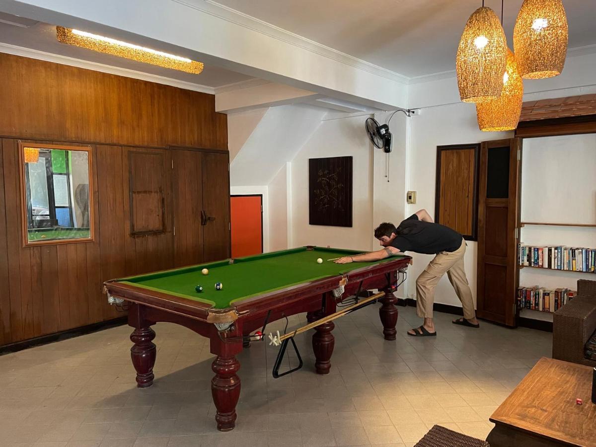 Revolution Hostel Chiang Mai Bagian luar foto