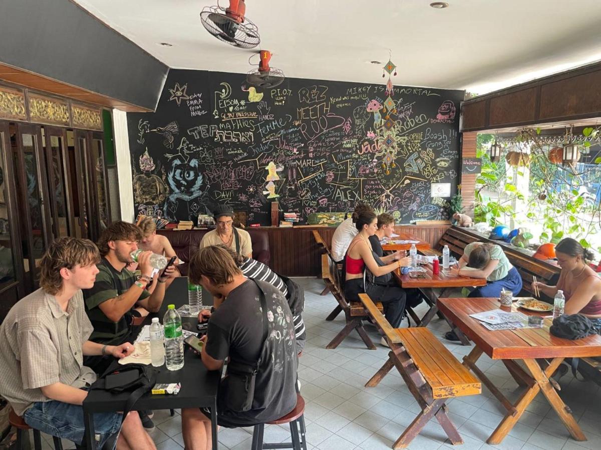 Revolution Hostel Chiang Mai Bagian luar foto