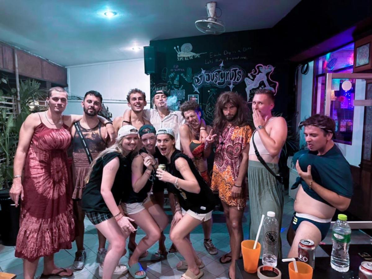 Revolution Hostel Chiang Mai Bagian luar foto